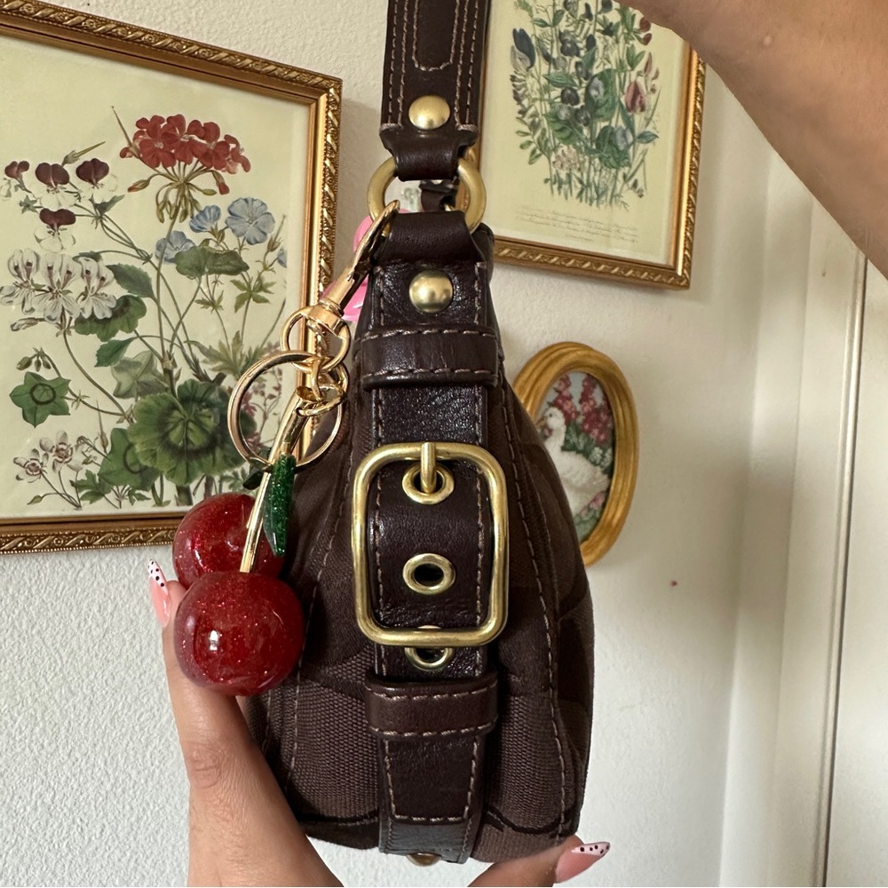 Sold - Picture 3 of 5